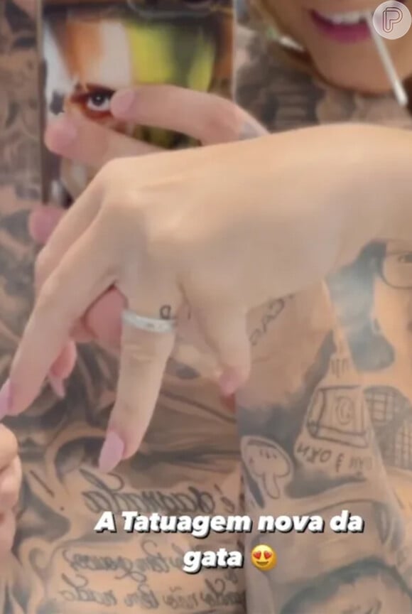 Mel Maia tatuou um 'D' em seu dedo anelar