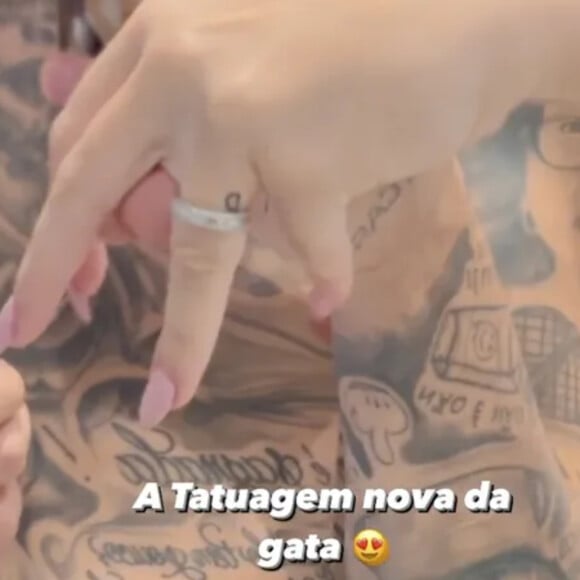 Mel Maia tatuou um 'D' em seu dedo anelar