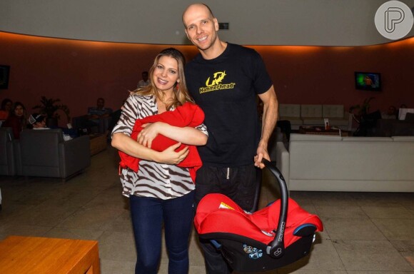 Sheila Mello e Fernando Scherer deixam a maternidade com a pequena Brenda, em 29 de março de 2013