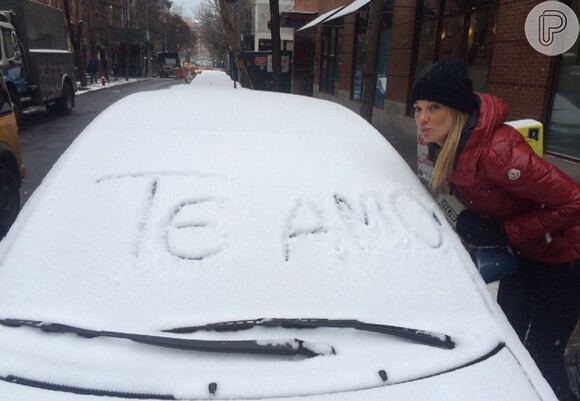Ticiane Pinheiro faz declaração para Cesar Tralli na neve de Nova York: 'Te amo'
