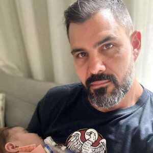 Juliano Cazarré postou uma foto rara ao lado da filha