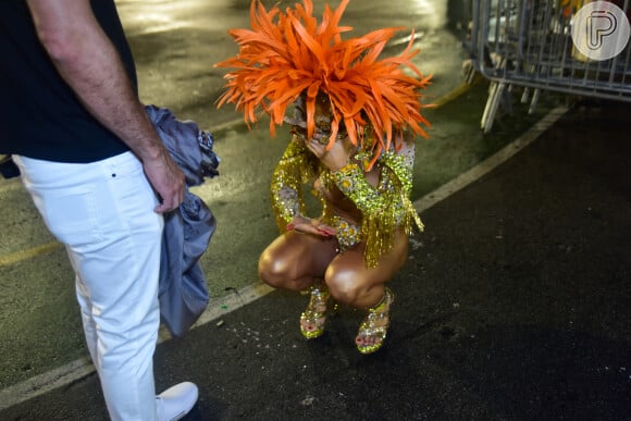 Ana Paula Minerato se desesperou ao notar que sua menstruação desceu na concentração para o carnaval 2023, onde foi musa da Gaviões da Fiel