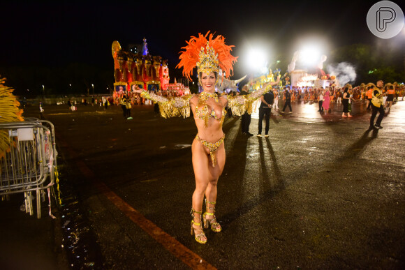 Ana Paula Minerato representou a importância do Sol no desfile do carnaval 2023 da Gaviões da Fiel