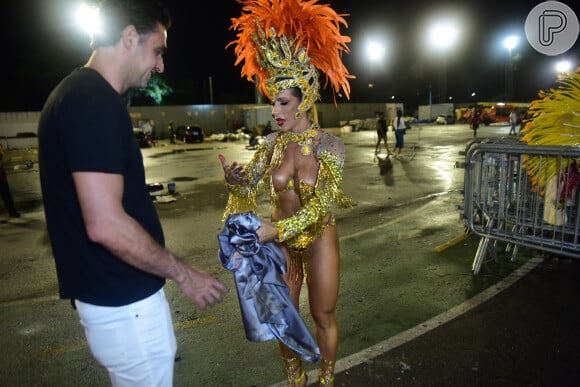 Ana Paula Minerato recebeu ajuda ao notar que estava menstruada na concentração do desfile do carnaval 2023 da Gaviões da Fiel