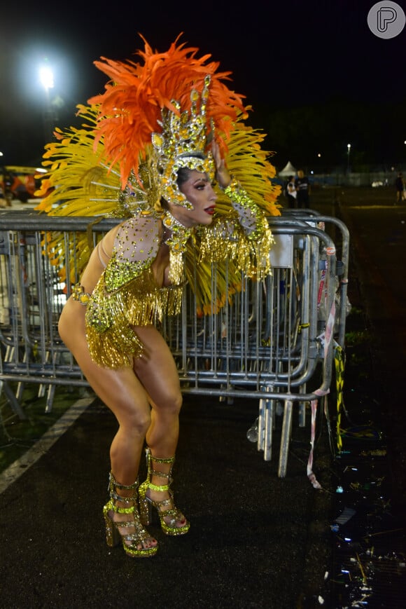 Ana Paula Minerato tentou se proteger durante imprevisto na concentração do carnaval 2023 da Gaviões da Fiel