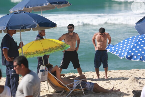 Arthur Aguiar teve a companhia de Eriberto Leão em gravação da novela 'Malhação' em praia do Rio