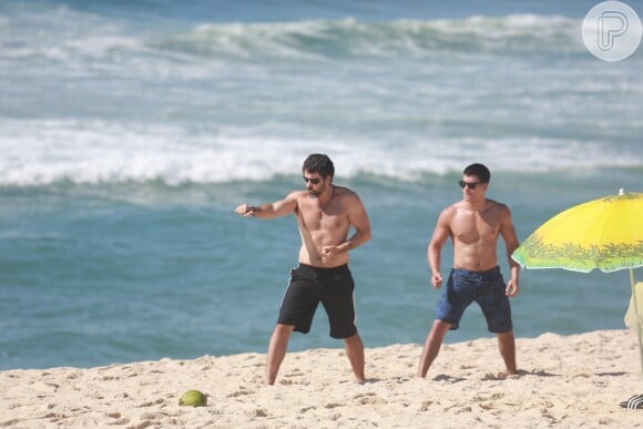 Arthur Aguiar e Eriberto Leão foram à praia da Macumba, na Zona Oeste do Rio de Janeiro, gravar a novela 'Malhação'