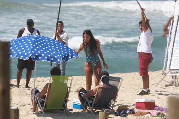 Emanuelle Araújo, Eriberto Leão e Arthur Aguiar em gravação da novela 'Malhação' em praia do Rio