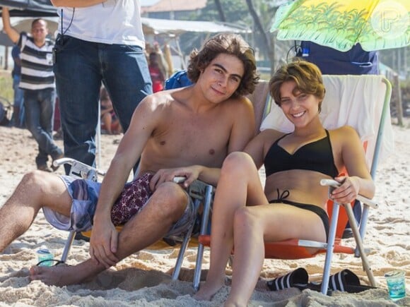 Isabella Santoni e Rafael Vitti também gravaram a novela 'Malhação' em praia do Rio