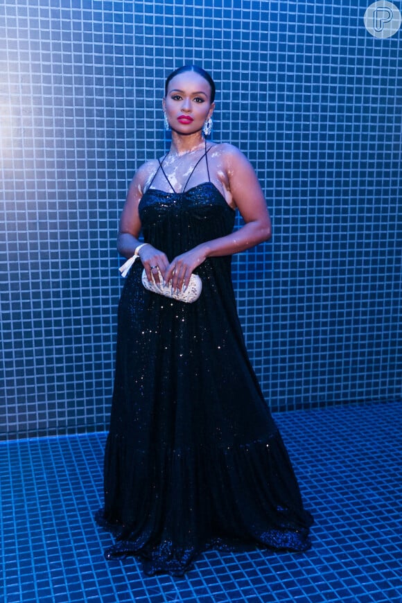 A ex-BBB Natália Deodato usou um vestido preto elegante no Baile do Copa em 18 de fevereiro de 2023