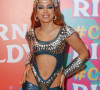 Anitta apostou em um look colado ao corpo e com cintura baixíssima