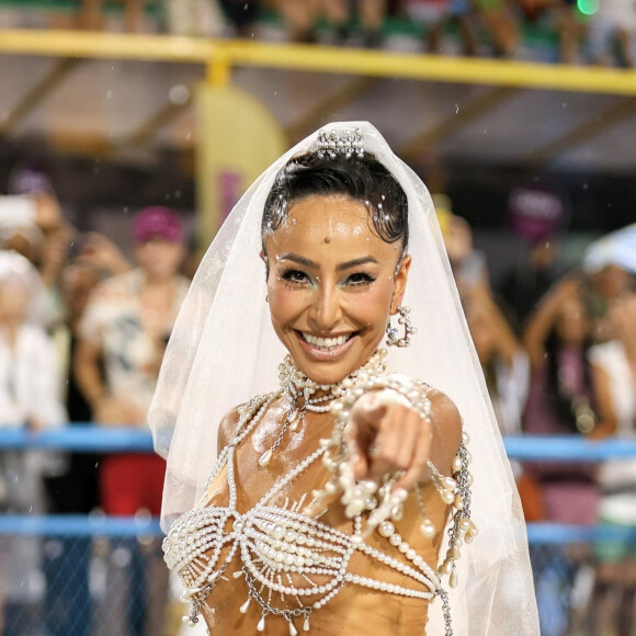 Desfile de Sabrina Sato acontece nesta segunda-feira (20)