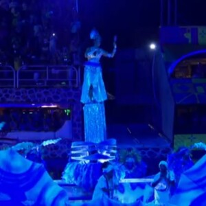 Efeito de luzes e um elevador ajudaram a dar a impressão de que Juliana Alves 'flutuava' como Iemanjá ao vir na comissão de frente do desfile do carnaval 2023 da Unidos da Tijuca