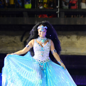Juliana Alves usou roupa com tons de prata e azul no desfile do carnaval 2023