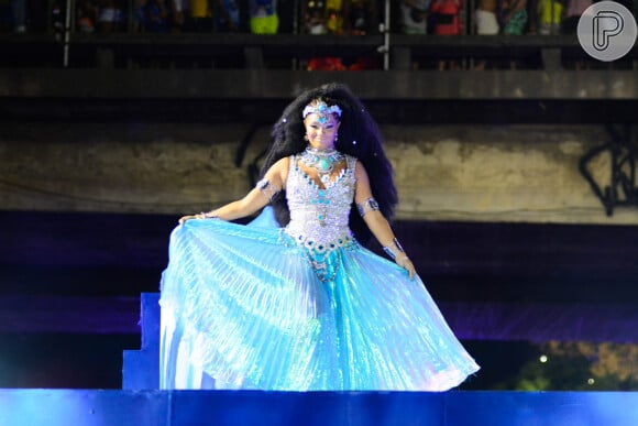 Juliana Alves usou roupa com tons de prata e azul no desfile do carnaval 2023