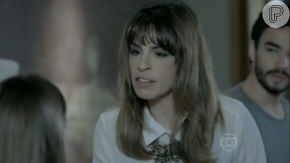 Irritada, Danielle (Maria Ribeiro) foi buscar a filha, Bruna (Kiria Malheiros)