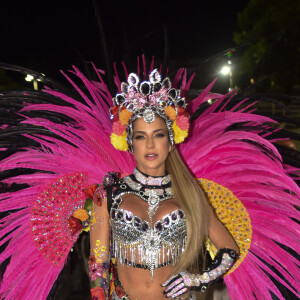 Gabi Martins exibiu corpo sarado em fantasia de Carnaval