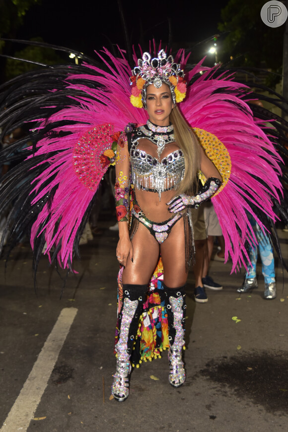 Gabi Martins exibiu corpo sarado em fantasia de Carnaval