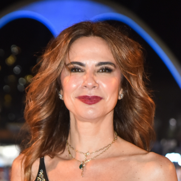 Luciana Gimenez foi mais uma das famosas a conferir de perto o segundo dia de desfiles do Grupo Especial do Carnaval do Rio de Janeiro