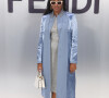 Iza escolheu trench coat azul com vestido cinza para assistir desfile da Fendi em Milão