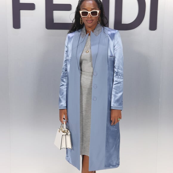 Iza escolheu trench coat azul com vestido cinza para assistir desfile da Fendi em Milão