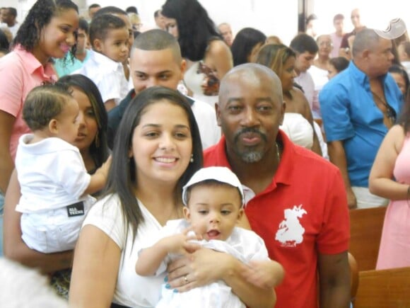 Nando Cunha e a mulher, Flávia, posam no batizado do filho, Davi, de oito meses, em março de 2013