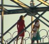 Nazaré (Renata Sorrah) salta de uma ponte na frente de Isabel/Lindalva (Carolina Dieckmann), na novela 'Senhora do Destino'