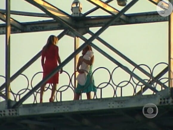 Nazaré (Renata Sorrah) salta de uma ponte na frente de Isabel/Lindalva (Carolina Dieckmann), na novela 'Senhora do Destino'