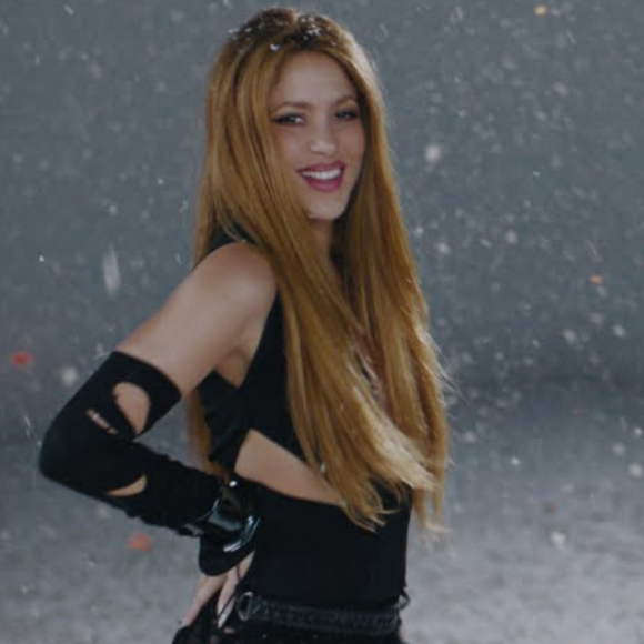 Shakira deve faturar ainda mais após o lançamento de sua participação no álbum de KAROL G. Juntas, elas gravaram 'TQG', que já acumula milhões de reproduções