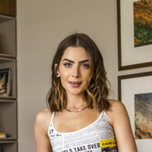 Na novela 'Travessia', Chiara (Jade Picon) se revolta com proposta de Ari (Chay Suede): 'Meu pai está doente, internado num hospital, e você está me convidando pra sair de casa? Agora?'