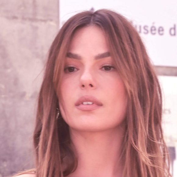 Isis Valverde marcou presença, nesta terça-feira (28), no desfile da Dior na Semana de Moda de Paris