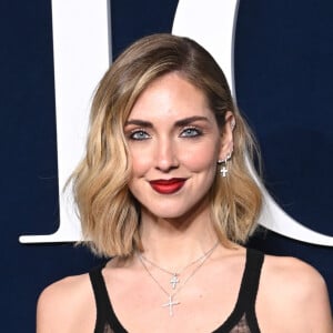 A influenciadora italiana Chiara Ferragni elegeu a mesma peça transparente para a Semana de Moda de Paris