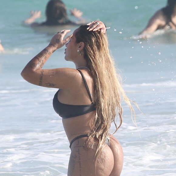 Rafaella Santos exibiu bumbum enxuto durante mergulho