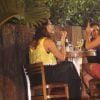 Juliana Paes bebe drinque com amigas em bar do Rio