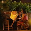 Juliana Paes bebe drinque com grupo de amigas em bar do Rio de Janeiro