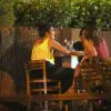 Juliana Paes bebe drinque com grupo de amigas em bar do Rio de Janeiro