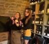 Isis Valverde fez uma aula de sabrage com a sommelière brasileira Marina Giuberti