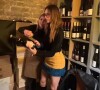 Isis Valverde aprendeu a abrir uma garrafa de champanhe com um sabre
