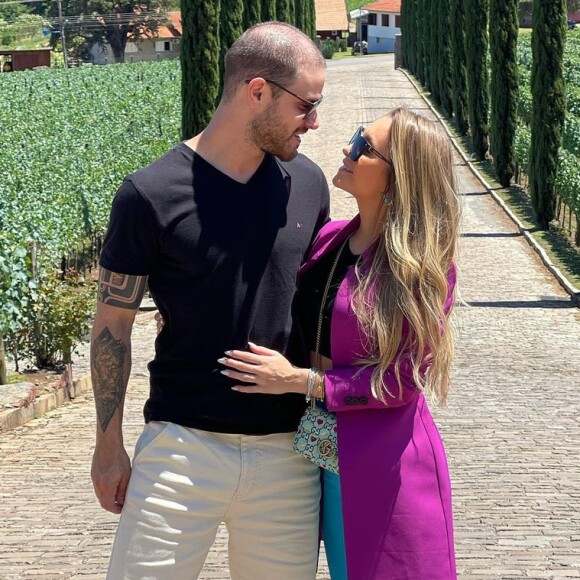 Carla Diaz e Felipe Becari assumiram o namoro no final de 2021