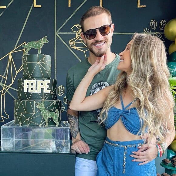 Carla Diaz e Felipe Becari estão noivos