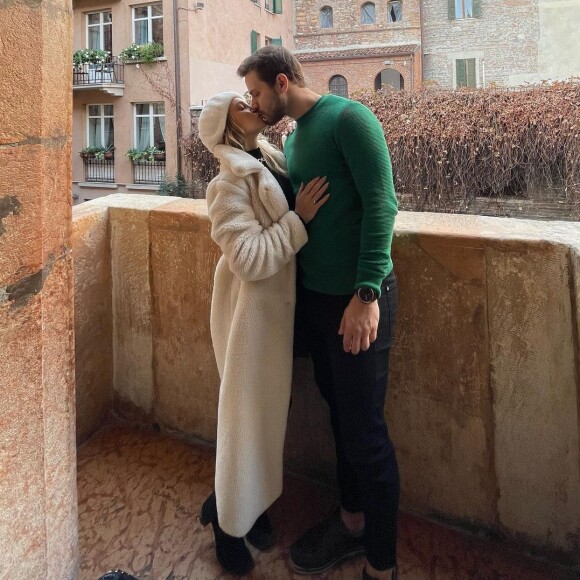 Após presentear noivo com roupas infantis, Carla Diaz comentou suposta gravidez