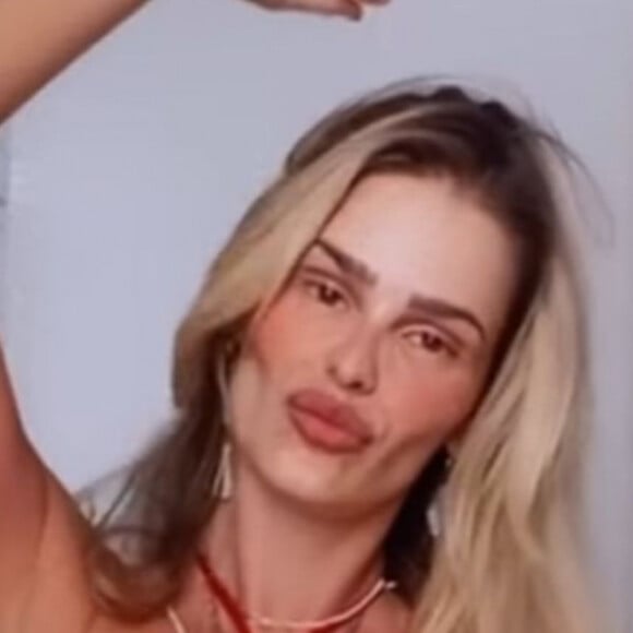 Yasmin Brunet impressionou ao exibir o corpo de biquíni minúsculo