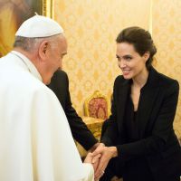 Angelina Jolie é apresentada ao Papa Francisco durante viagem ao Vaticano