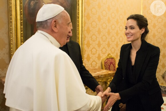 A atriz pareceu estar emocionada ao cumprimentar o pontífice