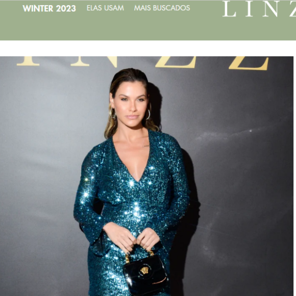 Vestido de Andressa Suita traz mangas sino, decote em V e, também, nas costas, e tecido em paetês com forro