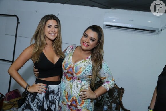 Fernanda Paes Leme posa de barriga de fora ao lado de Preta Gil nos bastidores de show