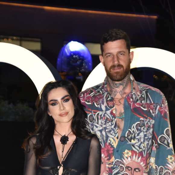 Cleo escolheu look all black para evento de joalheria com o marido, Leandro D'Lucca