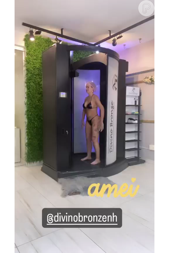 Com biquíni de fita, Andressa Urach foi submetida a uma nova técnica de bronzeamento artificial