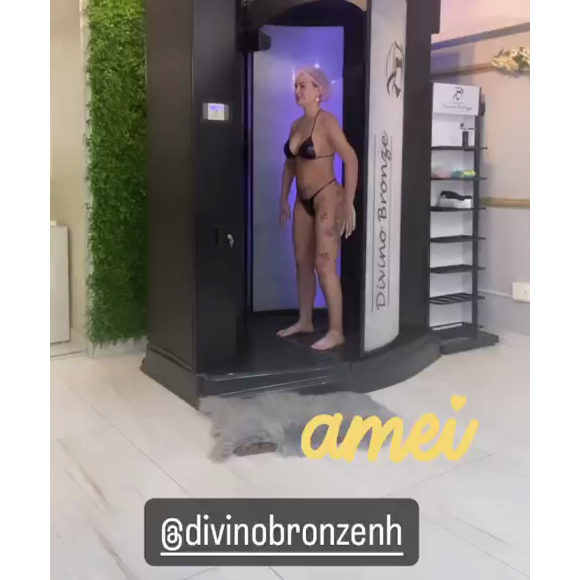 Com biquíni de fita, Andressa Urach foi submetida a uma nova técnica de bronzeamento artificial