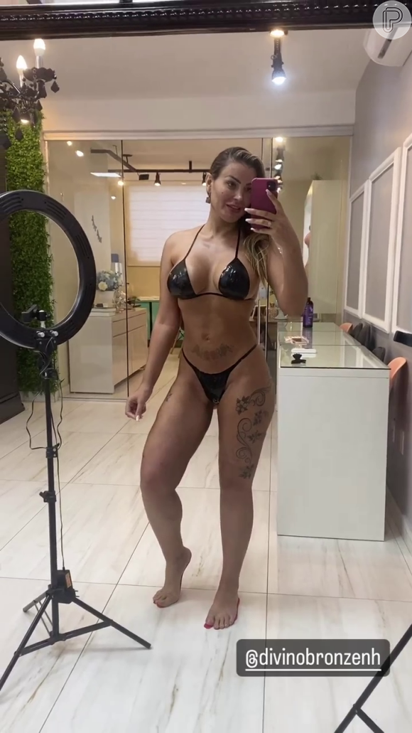 De biquíni, Andressa Urach deu close no corpo e mostrou resultado de bronzeamento